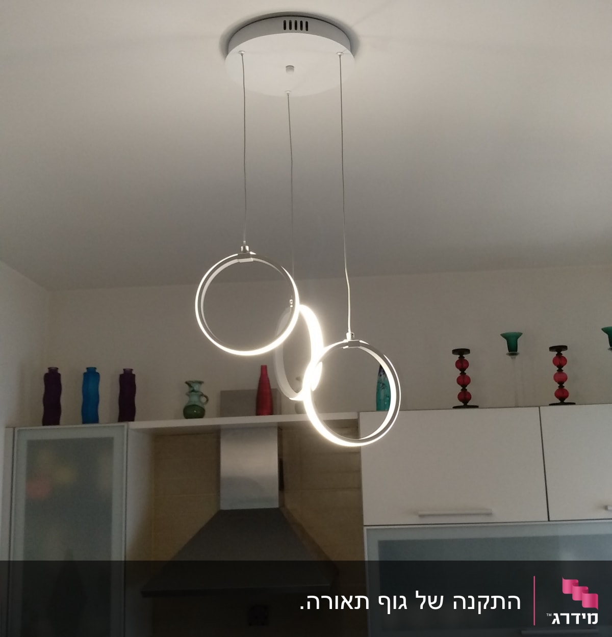 נברשת עגולה תלויה מהתקרה עם תאורה לבנה